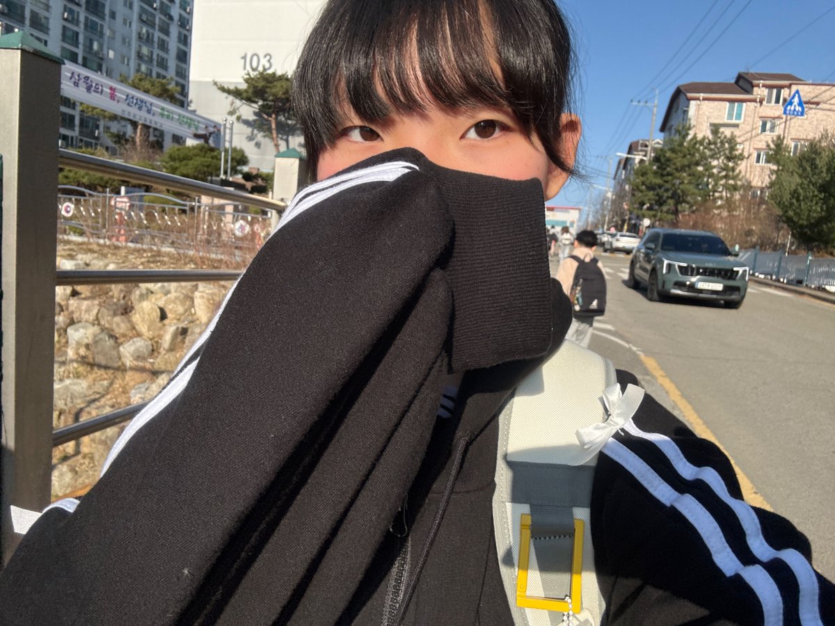 coco_khe20's tweet photo. 내가 학교에서 셀프로 앞머리 짜름..ㅋㅋ
에반데??ㅋㅋ🥲🫶🏻
(머리는 집게로 찝음!!#13년샹 https://t.co/zwMRayIbfW