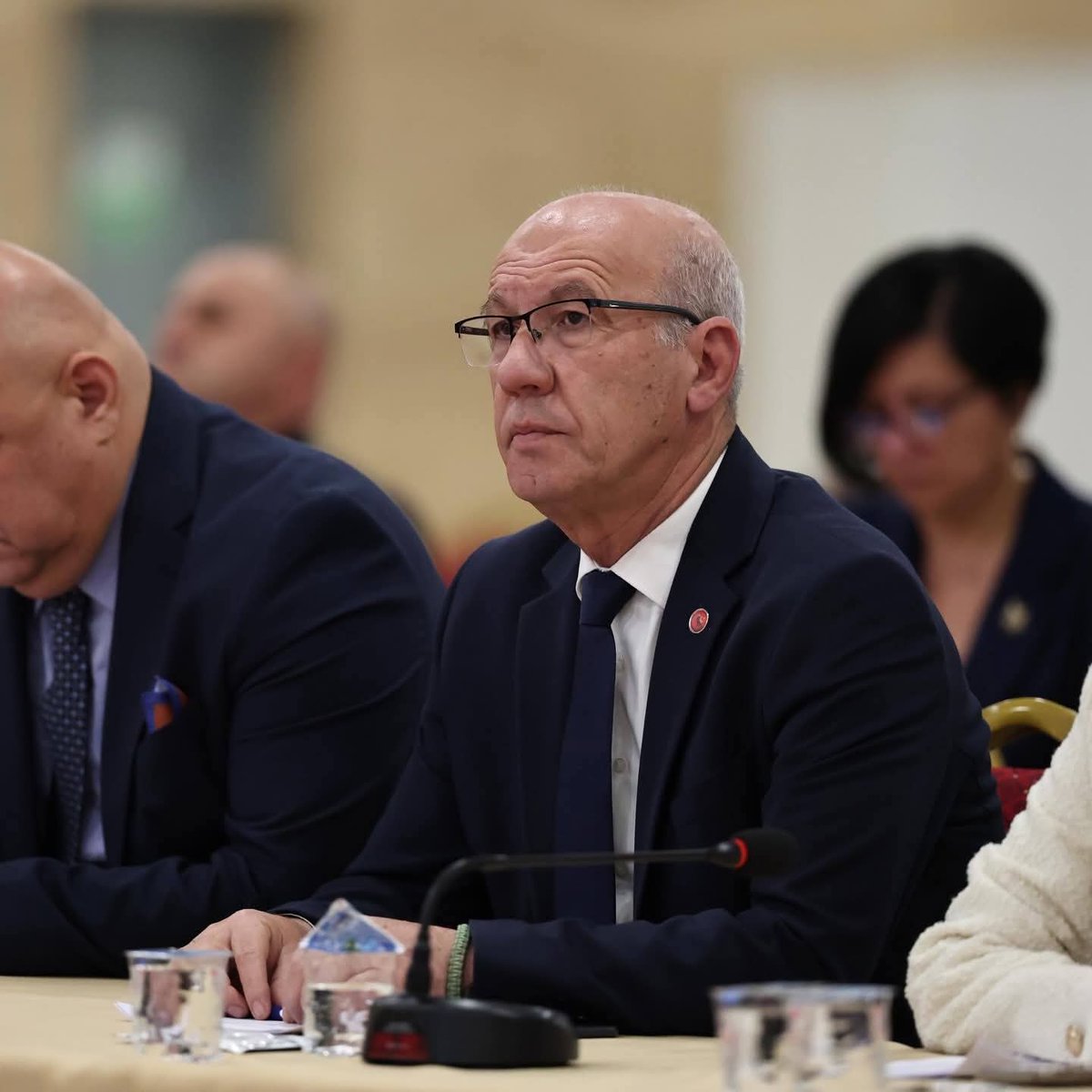 KADRAJ DEMOKRASİSİ
Datça Belediye Başkanı Aytaç Kurt  bir süre önce Datça Belediye Meclisi toplantılarında gündem görüşülürken basının fotoğraf çekmesini yasaklamıştı.
Gerekçe: Meclis çalışırken görüntü alınması meclisin güvenliği açısından sakıncalı!
Bu karar elbette tartışıldı.