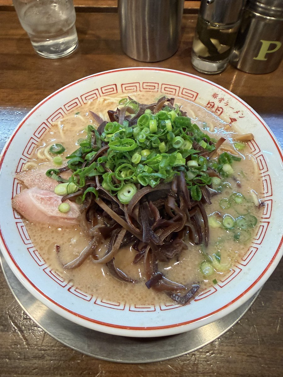 66Saito's tweet photo. 退職前の有休消化中の今日の平日ランチは3/1にオープンしたばかりの豚骨ラーメン 開王さんへ🍜
12時前に店舗に到着するも外待ち結構並んでてやっと店内に入れたのは
12:40！
が待つ価値のある最高の豚骨ラーメンでした😆
ちなみに今回はきくらげトッピング✌️
#ラーメン 
#豚骨ラーメン
#開王 
#八王子 https://t.co/VYjVNAx6WS