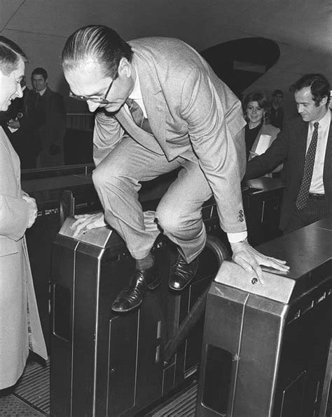 Vous allez me prendre pour un fou mais je trouve que le mec sur ce meme a grave un air de Chirac (l’ancien president)