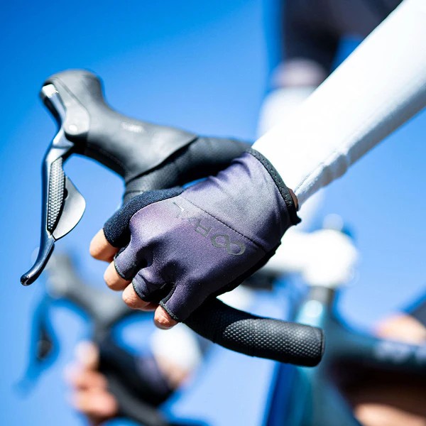 ＜サイクルグローブ FIT TOURING2＞

長時間のライドやオフロード走行を想定して作られたこちらのグローブは、手のひらに10mm厚の低反発パッドを搭載。レーシングモデルと同等のフィット感を重視しながらも快適性を求めました。

FIT TOURING2
shop.rxl.jp/collections/bi…
FIT TOURING2