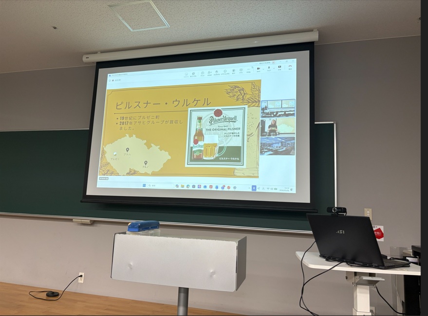 Ryukoku_IntStud's tweet photo. 【国際文化学科 リサーチセミナーⅢ［中央ヨーロッパ研修］（対面・オンライン）3日目①】～チェコのマサリク大学と龍谷大学の学生による共同発表会～

3月6日は、ブルノ(チェコ)のマサリク大学と龍谷大学の学生による共同発表会を開催しました。

https://t.co/JtyT0URx6K https://t.co/TChZLEeyG3