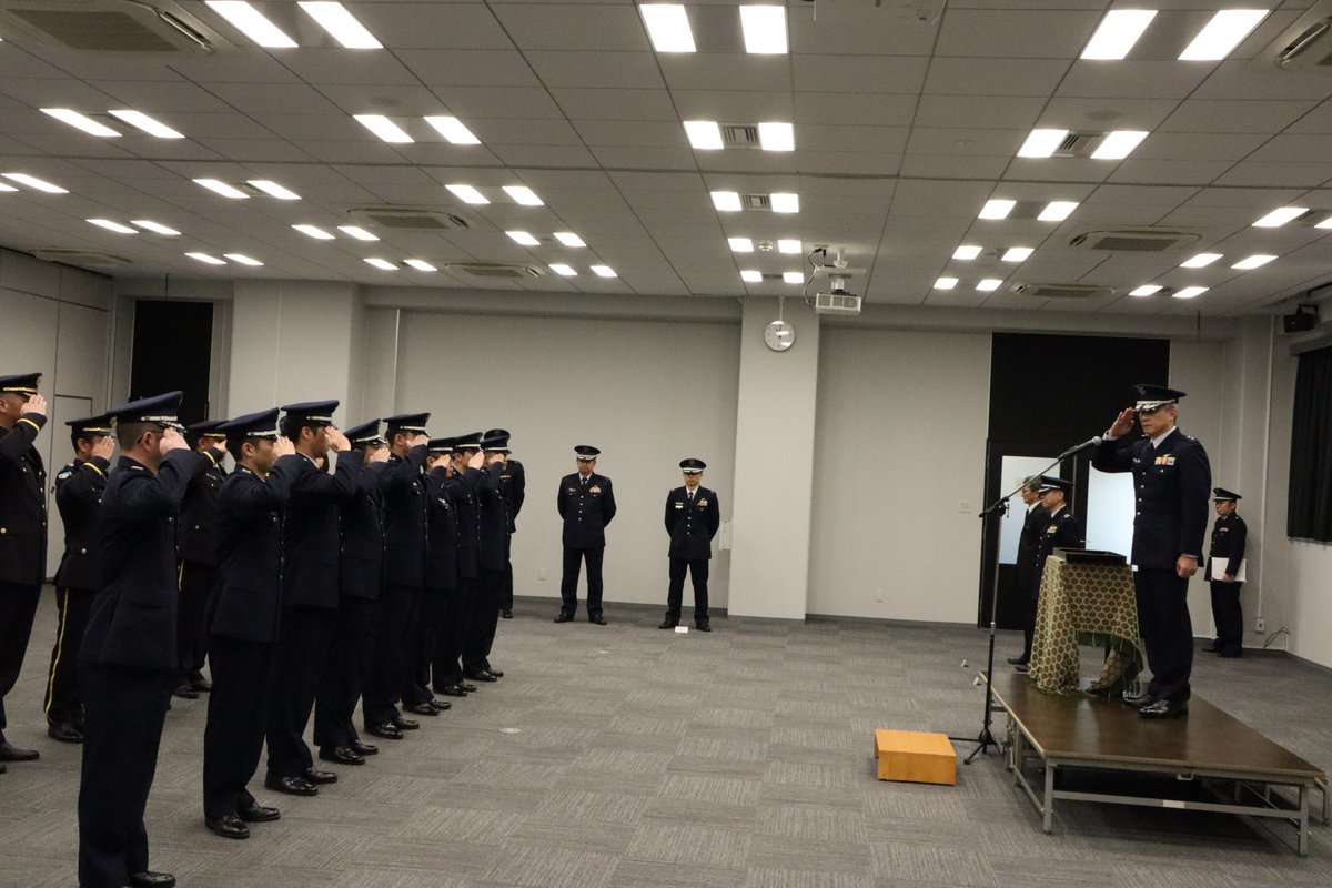 jasdf_adtc's tweet photo. #航空医学安全研究隊 は３月１２日、飛行安全幹部課程の卒業式を行いました🌸
 陸海空の自衛隊及び韓国空軍から集まった操縦幹部等が、#飛行安全 や航空事故調査に必要な知識・技能の習得に励みました🎓📜
 卒業生の今後の活躍に期待します＼(*^▽^*)／ https://t.co/wD3Ahj8Yd8
