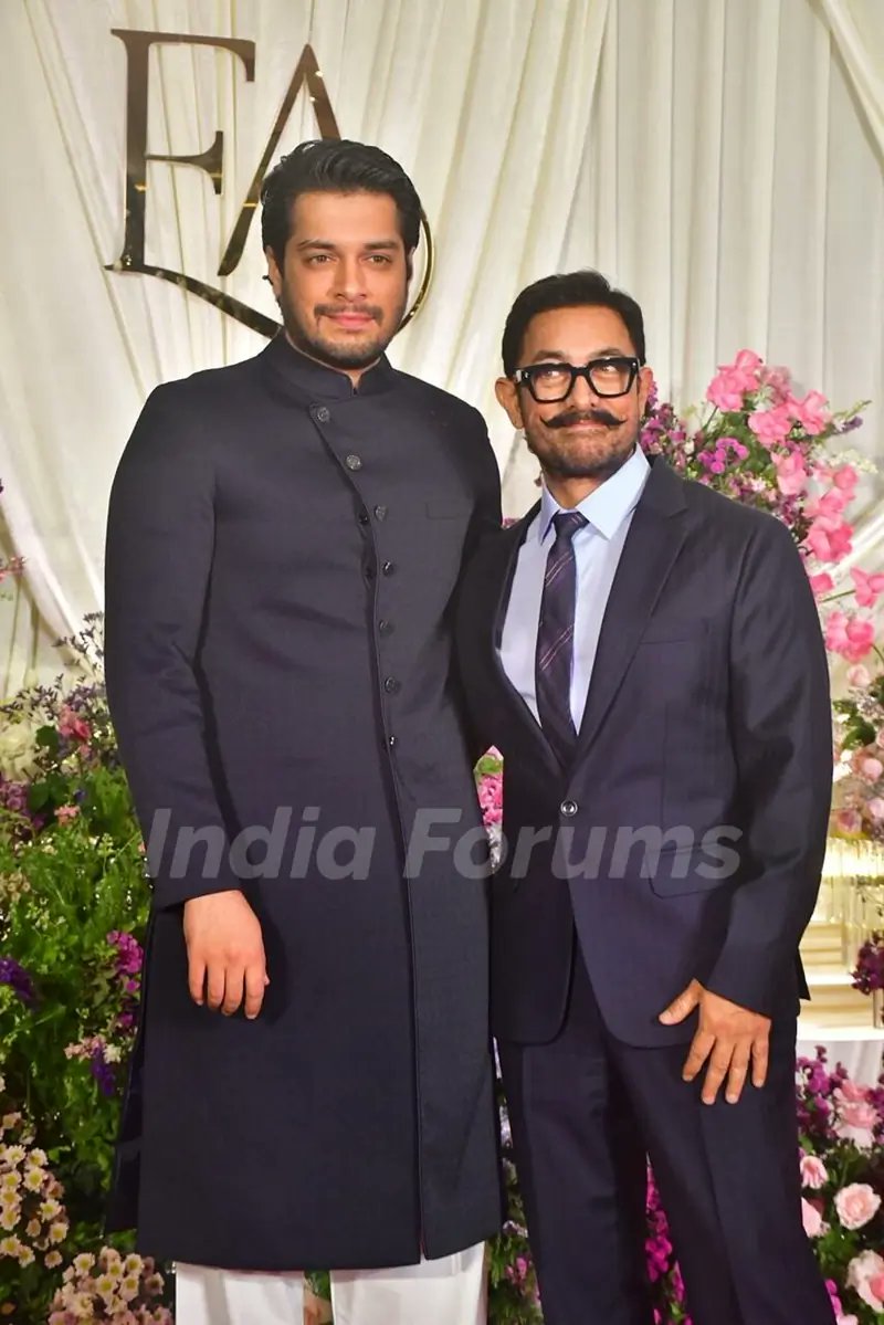 indiaforums's tweet image. #SalmanKhan, #AamirKhan, #SonaliBendre, #VickyKaushal and others grace #SoorajBarjatya's daughter's wedding reception 

@BeingSalmanKhan @iamsonalibendre @vickykaushal09 
Check out the full gallery here:
indiaforums.com/gallery/salman…