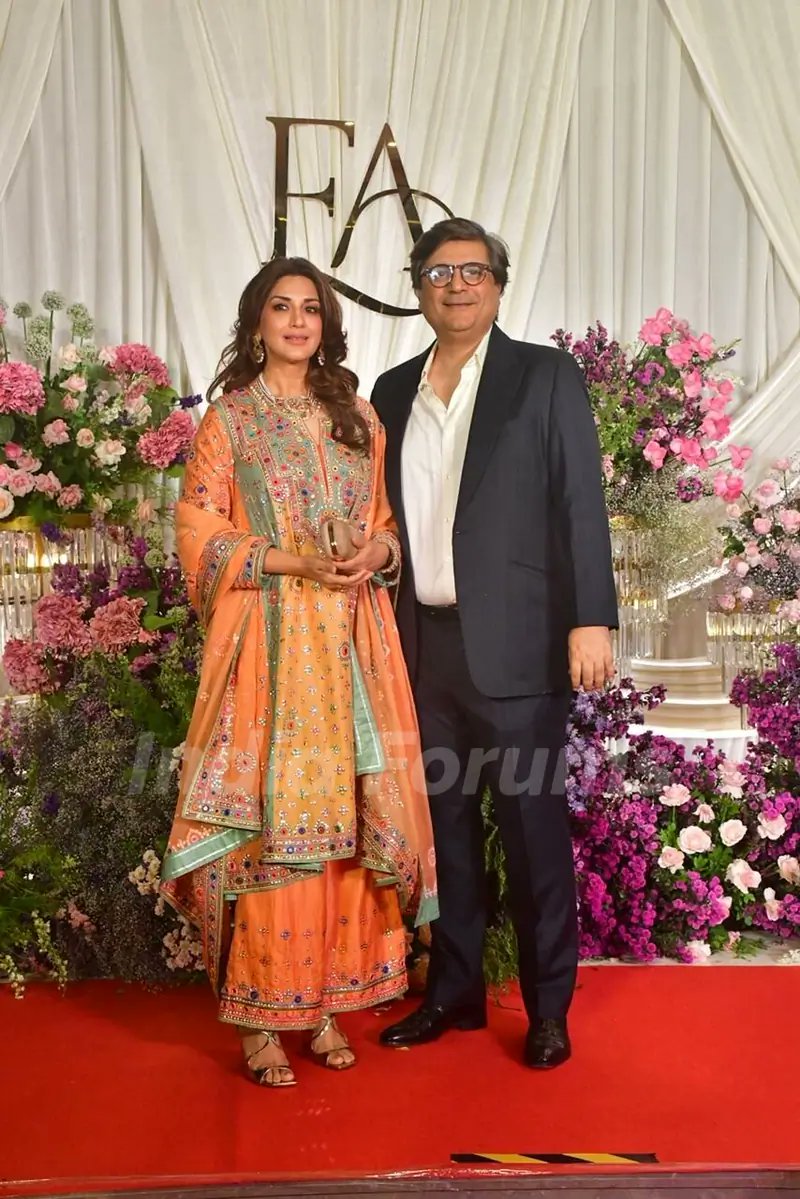 indiaforums's tweet image. #SalmanKhan, #AamirKhan, #SonaliBendre, #VickyKaushal and others grace #SoorajBarjatya's daughter's wedding reception 

@BeingSalmanKhan @iamsonalibendre @vickykaushal09 
Check out the full gallery here:
indiaforums.com/gallery/salman…
