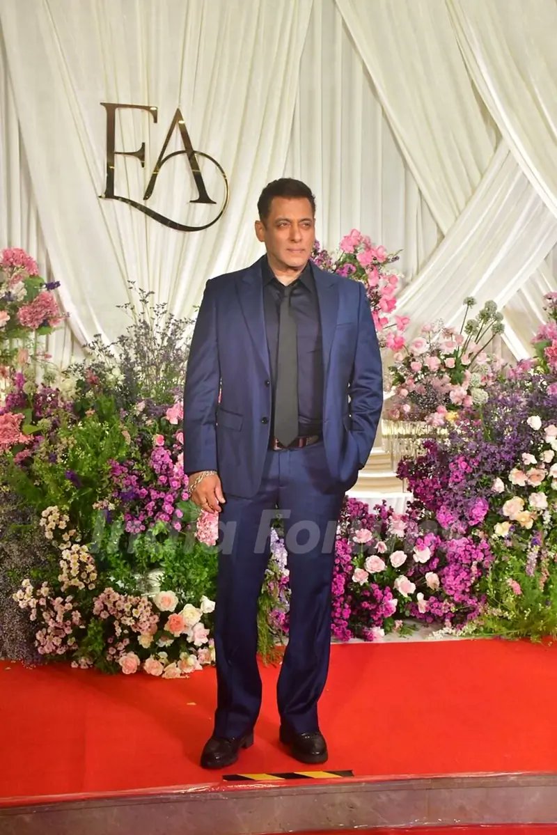 indiaforums's tweet image. #SalmanKhan, #AamirKhan, #SonaliBendre, #VickyKaushal and others grace #SoorajBarjatya's daughter's wedding reception 

@BeingSalmanKhan @iamsonalibendre @vickykaushal09 
Check out the full gallery here:
indiaforums.com/gallery/salman…