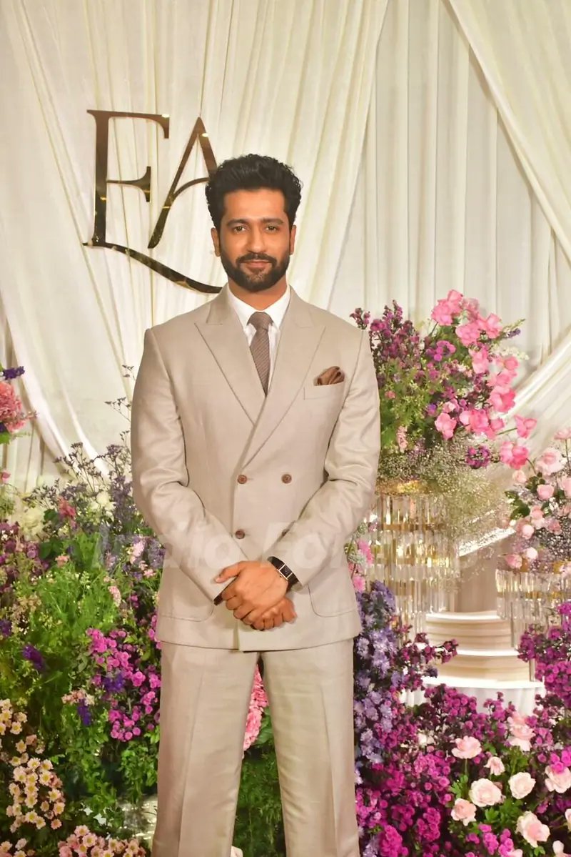 indiaforums's tweet image. #SalmanKhan, #AamirKhan, #SonaliBendre, #VickyKaushal and others grace #SoorajBarjatya's daughter's wedding reception 

@BeingSalmanKhan @iamsonalibendre @vickykaushal09 
Check out the full gallery here:
indiaforums.com/gallery/salman…