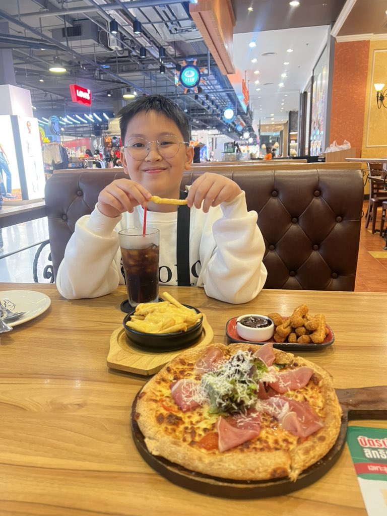 พาหลานมากินพิซซ่าหน้าพาร์ม่าแฮม แล้วเจอผักซ่อนอยู่ในพิซซ่า หลานบอก “ไม่เข้าใจกระแสคนกินวีแกนเลย ถ้าเรากินผักหมดโลก แล้วโลกจะเอาพืชที่ไหนปล่อยก๊าซออกซิเจน เราต้องช่วยกันกินเนื้อสัตว์สิ สัตว์จะได้ไม่ปล่อยก๊าซคาร์บอนไดออกไซด์”

หนึ่งวันพันล้านเรื่องราว แล้วเขี่ยผักให้น้ามันกิน 555