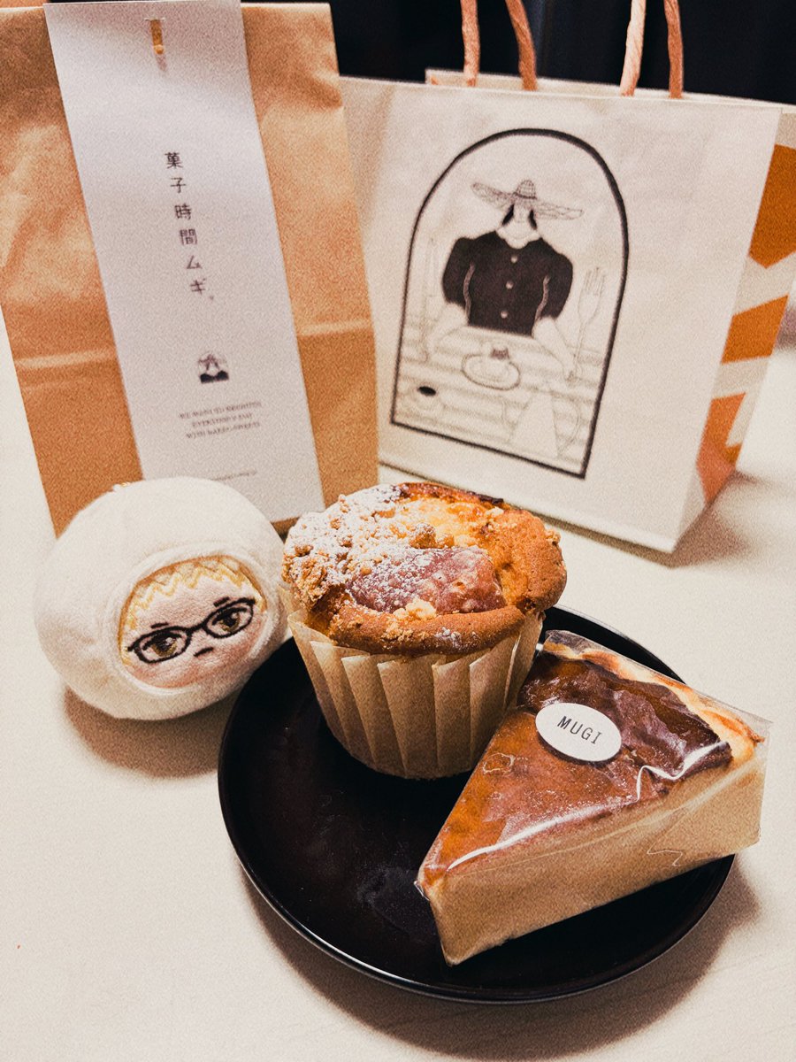 桜あんとバニラクリームのマフィンとチーズケーキと、まんぢう🧁🌸