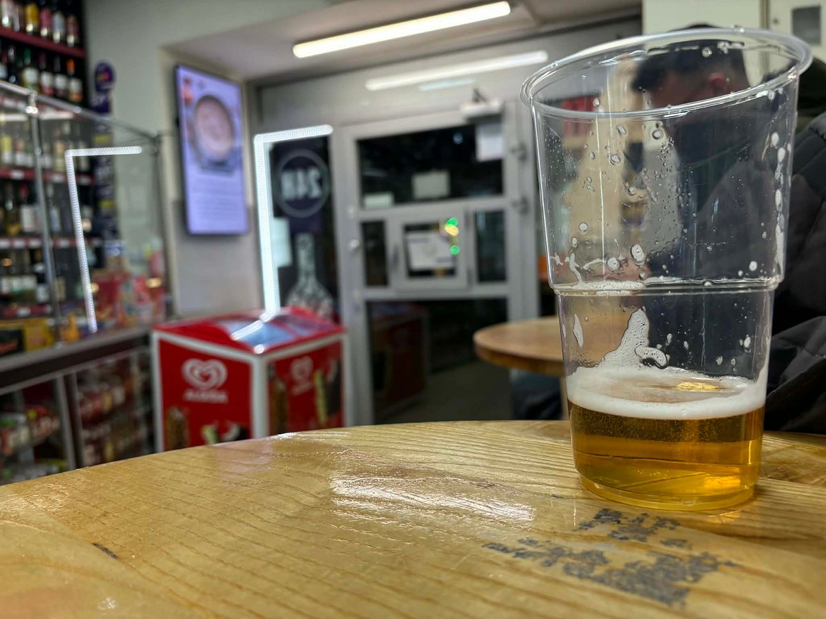 MiPiotrowski's tweet photo. Sklep Świat Alkoholi 24h, Nowy Świat, Śródmieście Warszawy, kilka minut po godzinie 22:00. - Pan nie słyszał? Prohibicja jest, u nas tylko na miejscu - mówi kasjerka. W środku są stoliki, a do piwa dostaje się plastikowe kubki. Tak obchodzi się zakaz🔻
https://t.co/9nUspYUWJ5 https://t.co/sK20bTtA5Y
