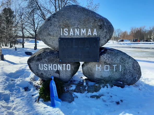 LoikkanenToivo's tweet photo. Talvisodan päättymisestä 86 vuotta. Muistamme. Kiitämme. Kunnioitamme. #talvisota #muistamme #kiitämme #kunnioitamme #itsenäisyys (Kuvassa Kollaan kivet muistomerkki Savonlinnan Tallisaaressa Olavinlinnaa vastapäätä). https://t.co/z1a14h4Z11