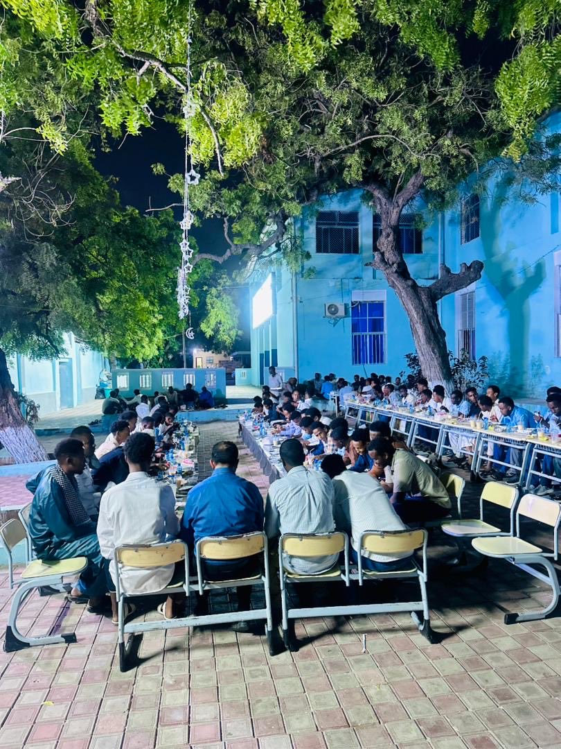 diyanetmogadisu's tweet photo. 🇹🇷 Bugün iftar sofrasında, TDV Şeyh Sufi İmam Hatip Lisesi mezunlarımız ile bir araya gelmekten büyük bir memnuniyet duyduk.

🇸🇴 Maanta waxa farxad weyn inoo ahayd inaan miiska afurka kula kulanno qalin-jabiyeyaasha Dugsiga Sare ee TDV Sheekh Suufi İmam Hatip. https://t.co/oYwwQ6KClE