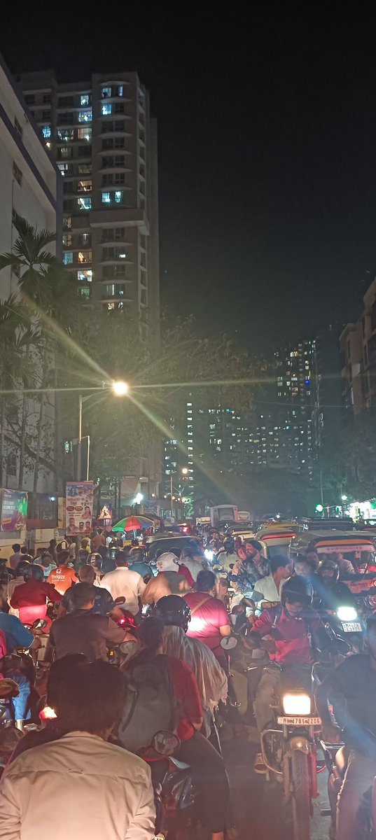 amarmehta86's tweet photo. Daily traffic chaos in Malad West near Billabong School. Every evening roadside hawkers set up food stalls on the road, reducing the road width and causing severe traffic Requesting the authorities to please take immediate action 
@mybmc @MumbaiPolice @MTPHereToHelp https://t.co/vZtsZAaS6G