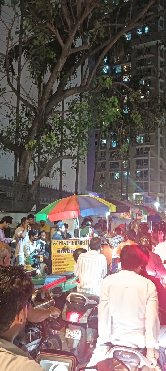 amarmehta86's tweet photo. Daily traffic chaos in Malad West near Billabong School. Every evening roadside hawkers set up food stalls on the road, reducing the road width and causing severe traffic Requesting the authorities to please take immediate action 
@mybmc @MumbaiPolice @MTPHereToHelp https://t.co/vZtsZAaS6G