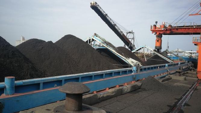 sxcoal's tweet photo. #Indonesia's ESDM has approved under 300 Mt of coal production for 2026 under the new RKAB system. This leaves nearly half the year's quota unallocated with only two weeks until the temporary operating permit expires.
More: https://t.co/UnklxawXap
#CoalProduction #RKAB https://t.co/BMaWkISmsa