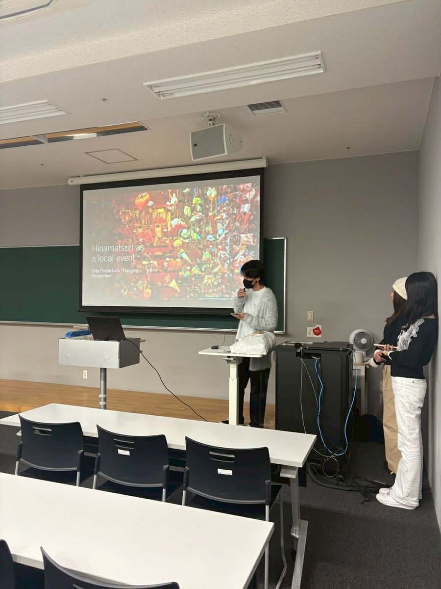 Ryukoku_IntStud's tweet photo. 【国際文化学科 リサーチセミナーⅢ［中央ヨーロッパ研修］（対面・オンライン）3日目②】
～チェコのマサリク大学と龍谷大学の学生による共同発表会～

共同発表会に対する各班の感想と発表を行いました。
https://t.co/xIG7wRuf6w https://t.co/SGriVQf7T5