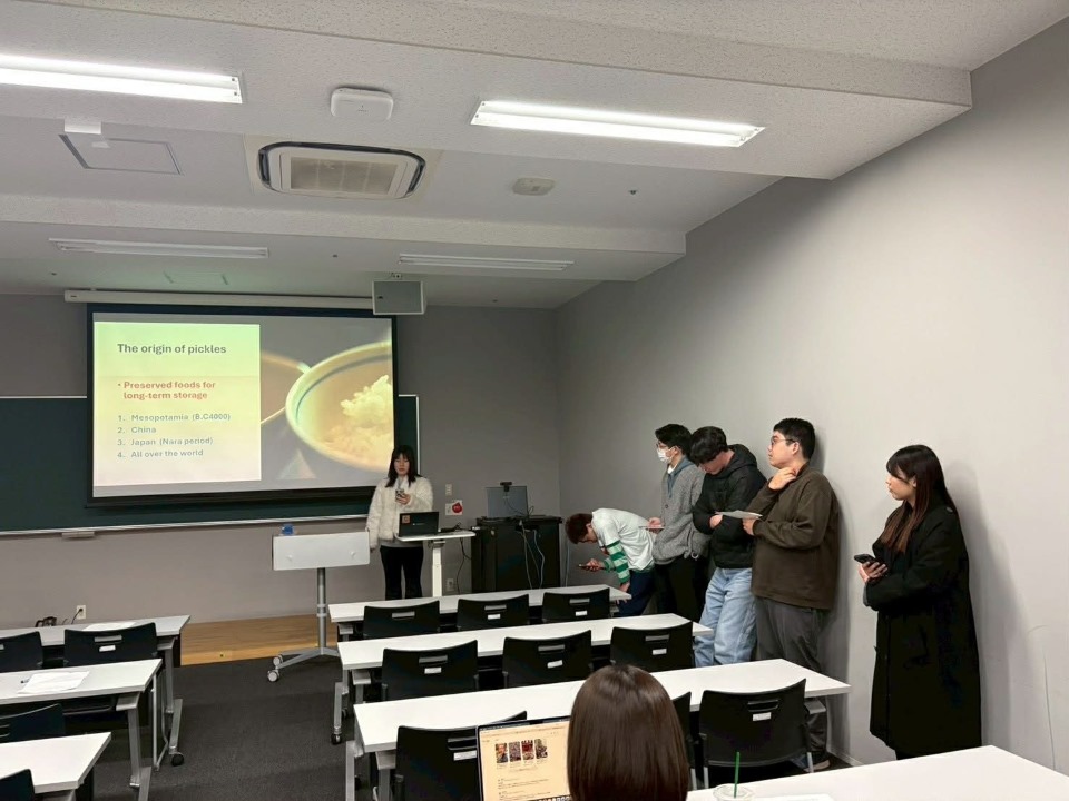 Ryukoku_IntStud's tweet photo. 【国際文化学科 リサーチセミナーⅢ［中央ヨーロッパ研修］（対面・オンライン）3日目②】
～チェコのマサリク大学と龍谷大学の学生による共同発表会～

共同発表会に対する各班の感想と発表を行いました。
https://t.co/xIG7wRuf6w https://t.co/SGriVQf7T5