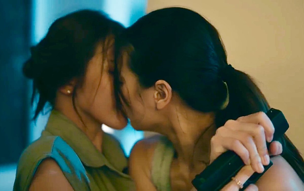 THAT INTENSE KISS WHILE IN A MIDDLE OF A LIFE THREATENING  SCENARIO IS PEAK CINEMA! 🤌🏻

I SCREAAAAAAMED!!!!

#HeartCodeTheSeries 
#TungpangJessie
#tungpangpl #jessienatsiya