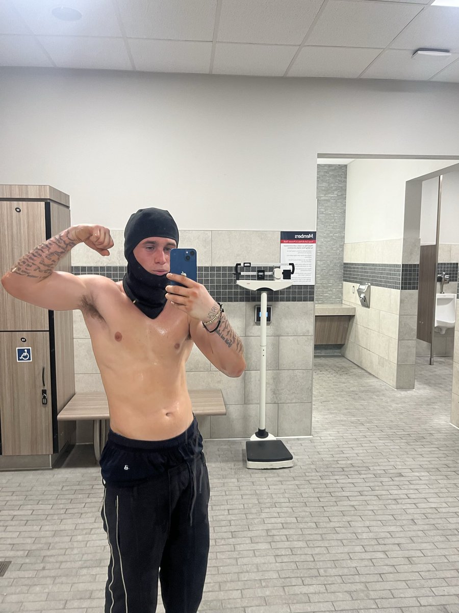 Late night work out and my sweaty pits make you pathetic F🅰️Gs go stupid and submit 🏧