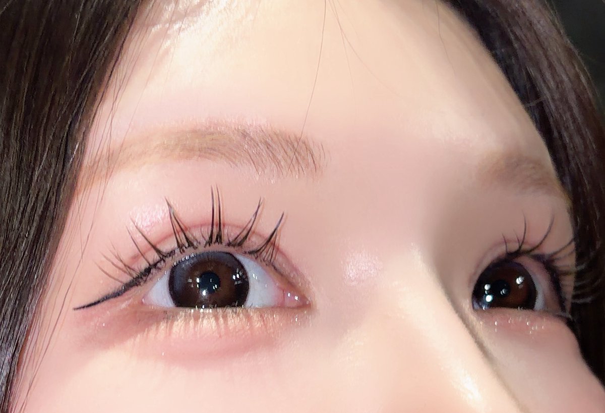 可愛い子全員レインブラック使ってる。黒コンなのにグレーも入ってるから昆虫にならない神🫵🏻