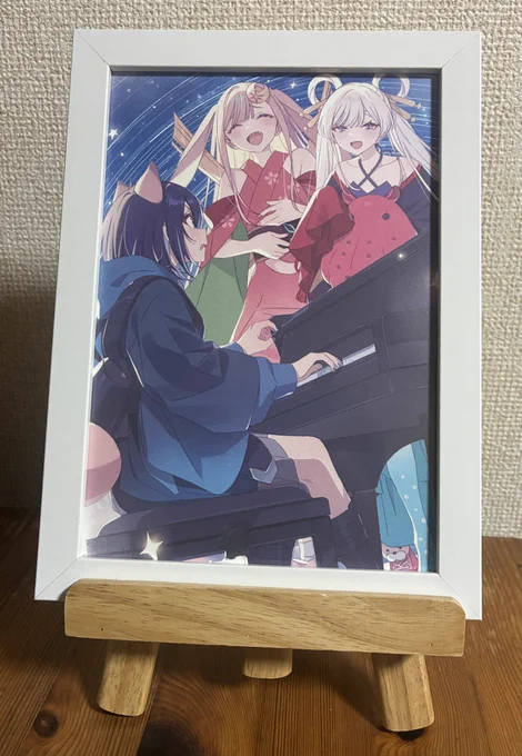 超かぐや姫!入場者特典第2弾 メモリアルビジュアル A5イラストボードなんですけど 素の状態で渡されるので 何かしら対策してから 行った方がいいです クリアファイルで凌ぎました 帰りに寄ったDAISOで A5サイズフォトフレームと イーゼルスタンド買ったんですけど ピッタリでした これで飾ります