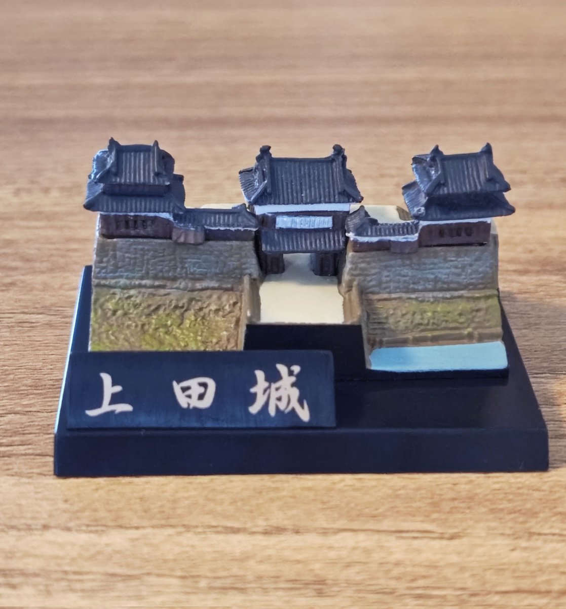 IaTLCMsgwt26E5a's tweet photo. 春休みの甥っ子と刈谷市歴史博物館へ。
新しいガチャを見つけてしまったので、つい。
ヤるよね〜　城だもん。
狙ってた上田城、出ました✨
内側の櫓へ上がる階段と石垣、たまらんですな✨
熊本城もあったので、またやらねばなりません。 https://t.co/0bdDkQls6p