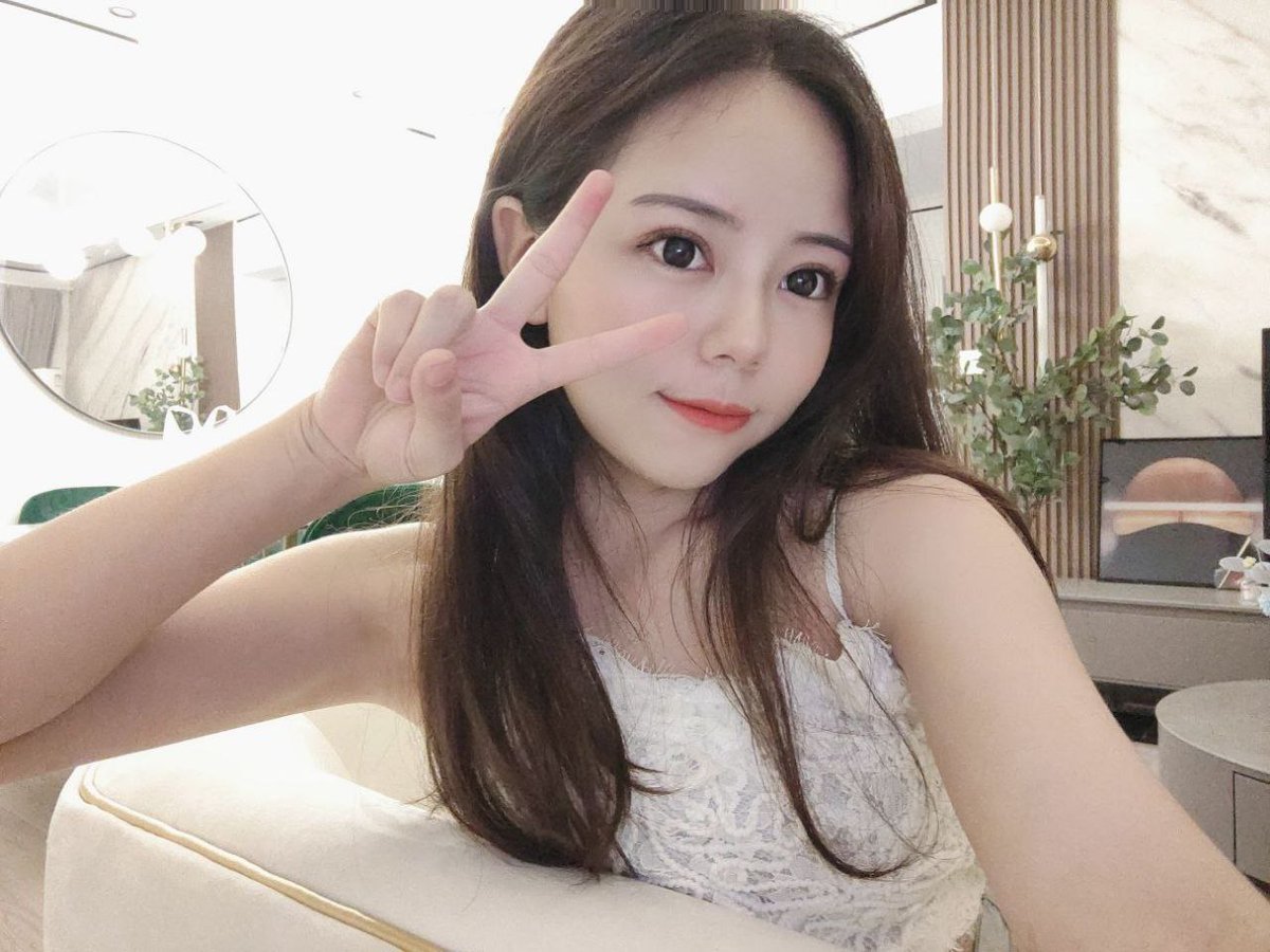 louise_square's tweet photo. 日子虽然庸常，却有很多细碎的美好，如太阳温暖的光芒，洒落其上。
#安徽  #滁州  #女大 #反差少妇 
大号👉@BlueTileProject https://t.co/eF4Bod0rdj