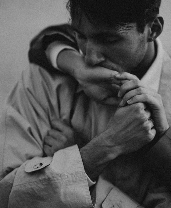 "A veces no necesitamos que alguien nos arregle, a veces, solo necesitamos que alguien nos quiera, mientras nos arreglamos nosotros mismos".
Julio Cortázar