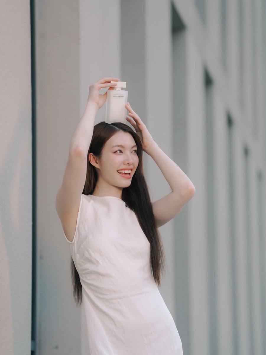 LingOrm_KR's tweet image. 🤍💐

CR. IG orm.kornnaphat

#narcisorodriguezparfums #forher #puremuscblanc 
#ออมกรณ์นภัส #ormkornnaphat #옴콘나팟