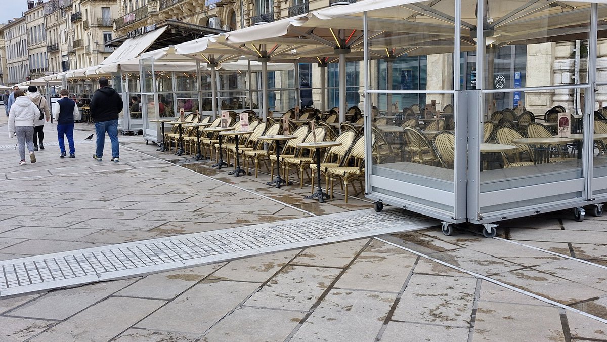 claudarnaud's tweet image. Les terrasses chauffées sont  interdites...
Celles des #restaurants de  #Montpellier étaient bien  désertes cet hiver, souvent  fermées.
Difficile de déjeuner en étant frigorifié...
Cette mesure prise aveuglément par ideologisme écologique pénalise lourdement les restaurateurs.