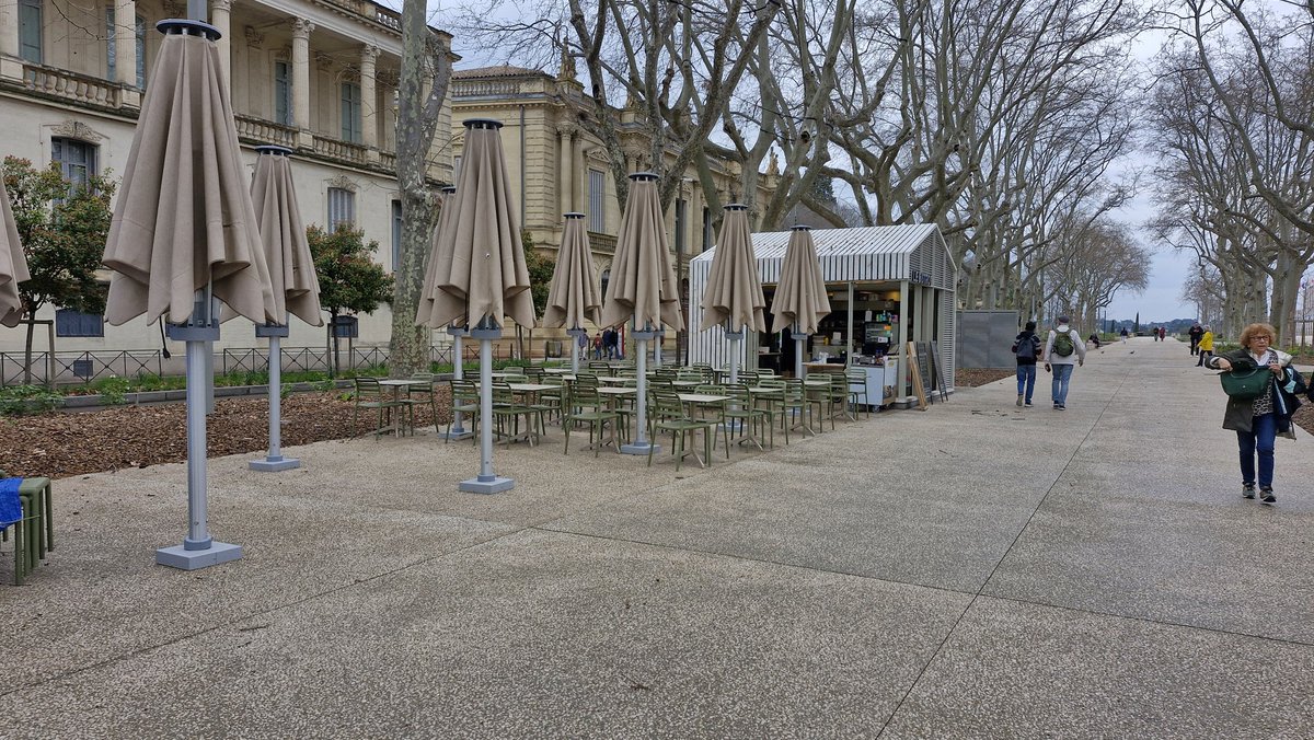 claudarnaud's tweet image. Les terrasses chauffées sont  interdites...
Celles des #restaurants de  #Montpellier étaient bien  désertes cet hiver, souvent  fermées.
Difficile de déjeuner en étant frigorifié...
Cette mesure prise aveuglément par ideologisme écologique pénalise lourdement les restaurateurs.