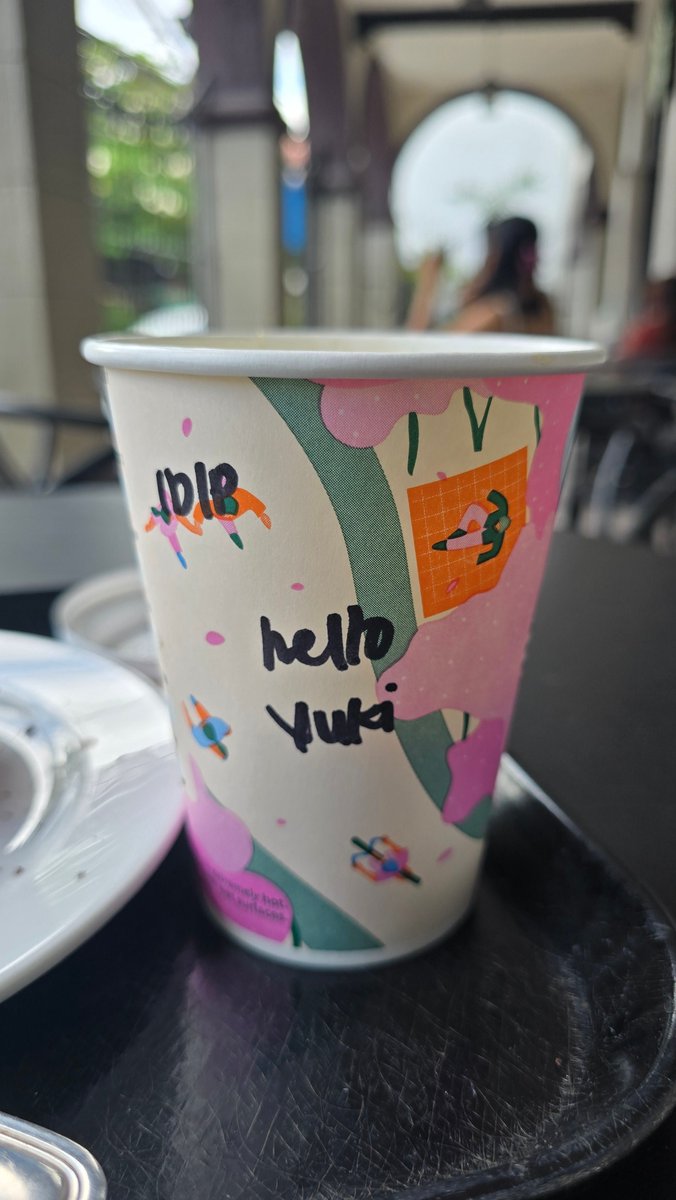 足元を猫が通ったり、犬が道をうろついていたり、馬車が観光客を乗せていったり、トゥクトゥクが大音量で音楽を流しながら通ったり、飽きないからずっとぼーっとお茶していられる。