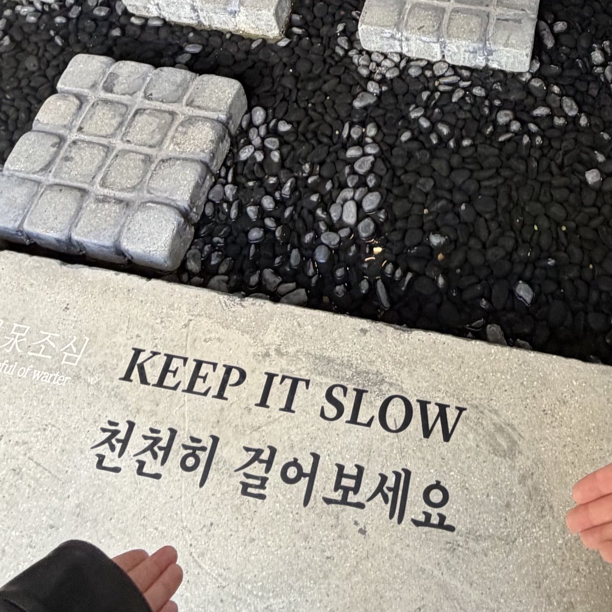 킵잇슬로우를 들으며 커피 한 잔 .. 이것이 행복 .. 🍸