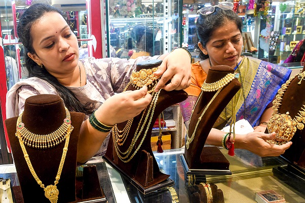InvGurInd's tweet photo. Gold, silver prices ease over profit booking, consolidation trend

https://t.co/sfJf9MFRef

#Gold #Commodity #Silver @federalreserve  @manavmodii  @SecScottBessent  #Investmentguruindia https://t.co/CKcVi3sXto