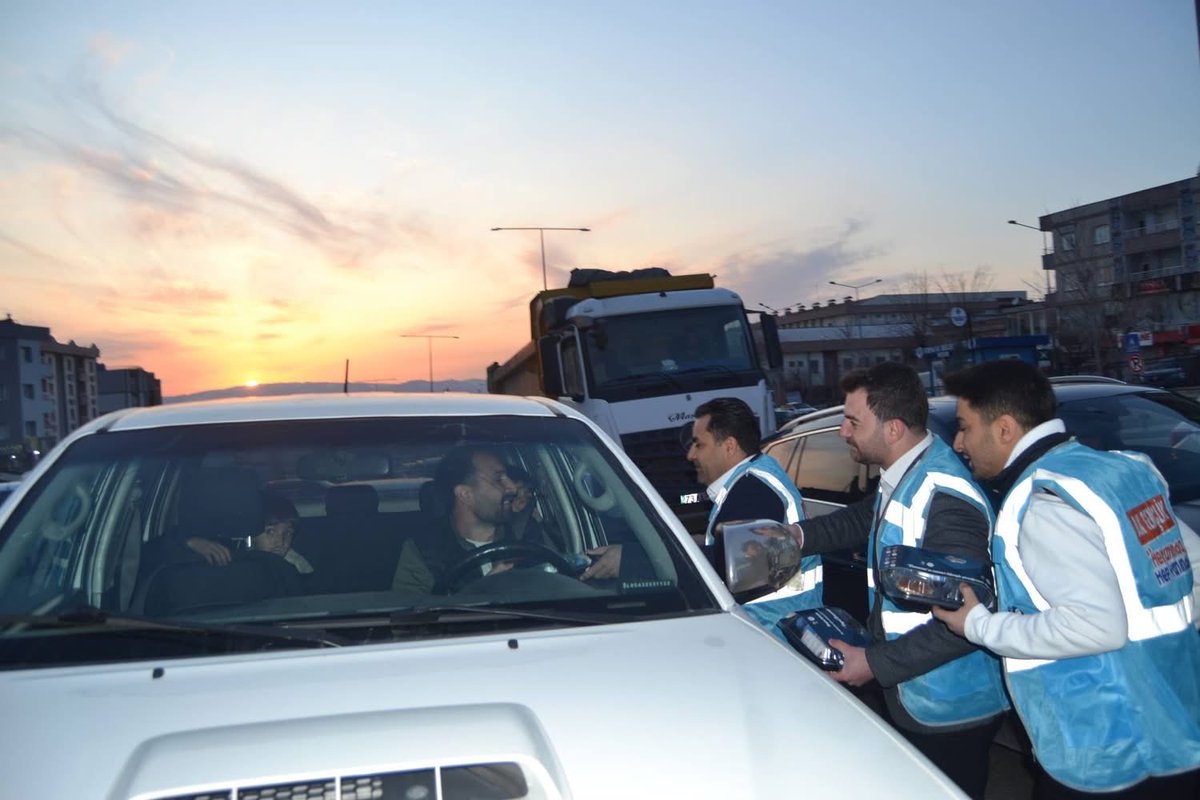 Paylaşma ve dayanışma ruhunu yaşatmak amacıyla “İftara 5 Kala” programı kapsamında Hastahane Kavşağı’nda vatandaşlarımızla bir araya geldik.
İftar saatine yetişmek için yolda olan vatandaşlarımıza iftar paketleri dağıtılarak Ramazan’ın bereketi ve kardeşlik duygusunu paylaştık.