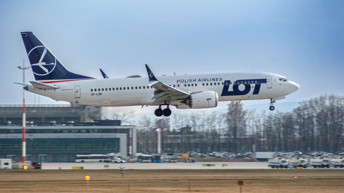 KrakowAirport's tweet image. Pogoda w #KrakowAirport✈️: Po zachmurzonym poranku, słońca coraz więcej.☀️ Maksymalna temperatura około 18 °C, ciśnienie 1019 hPa. Życzymy udanych podróży i dobrego weekendu🌷

📷 Grzegorz Żywar #spotting l #flyKRK