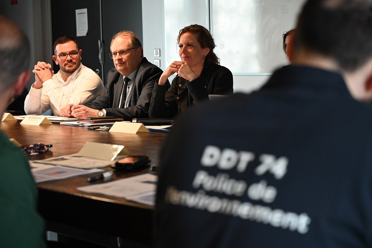 Prefet74's tweet image. Emmanuelle Dubée, @prefet74 &amp;amp; Justine Bernardi, vice-@ProcAnnecy, ont co-présidé la mission interservices eau &amp;amp; nature #MISEN &amp;amp; le comité opérationnel de lutte contre la délinquance environnementale #COLDEN
✅bilan contrôles administratifs &amp;amp; judiciaires 2025
✅plan contrôles 2026