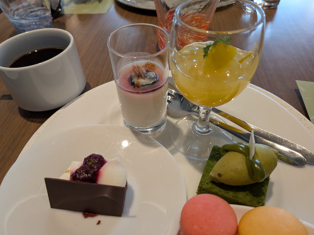 oochans's tweet photo. 今日は午後休をいただき、ランチバイキングへ✨
ここのお料理はいつ来ても全部美味しい。
大満足ですが、間違いなく食べ過ぎです…
胃袋あと3つ欲しい😋
#SOLVERT
#ソラリア西鉄ホテル札幌 https://t.co/wNhHVaDs3h