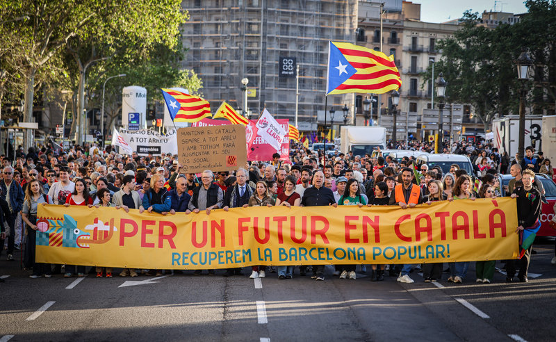 La situació de la llengua catalana a Barcelona és insostenible! És imprescindible impulsar i aplicar mesures de manera urgent! 

📣 Només l'1% dels joves manté sempre el català.
📣 Un 30% del jovent no parla català mai.
📣 Només és la llengua habitual del 18% del jovent.