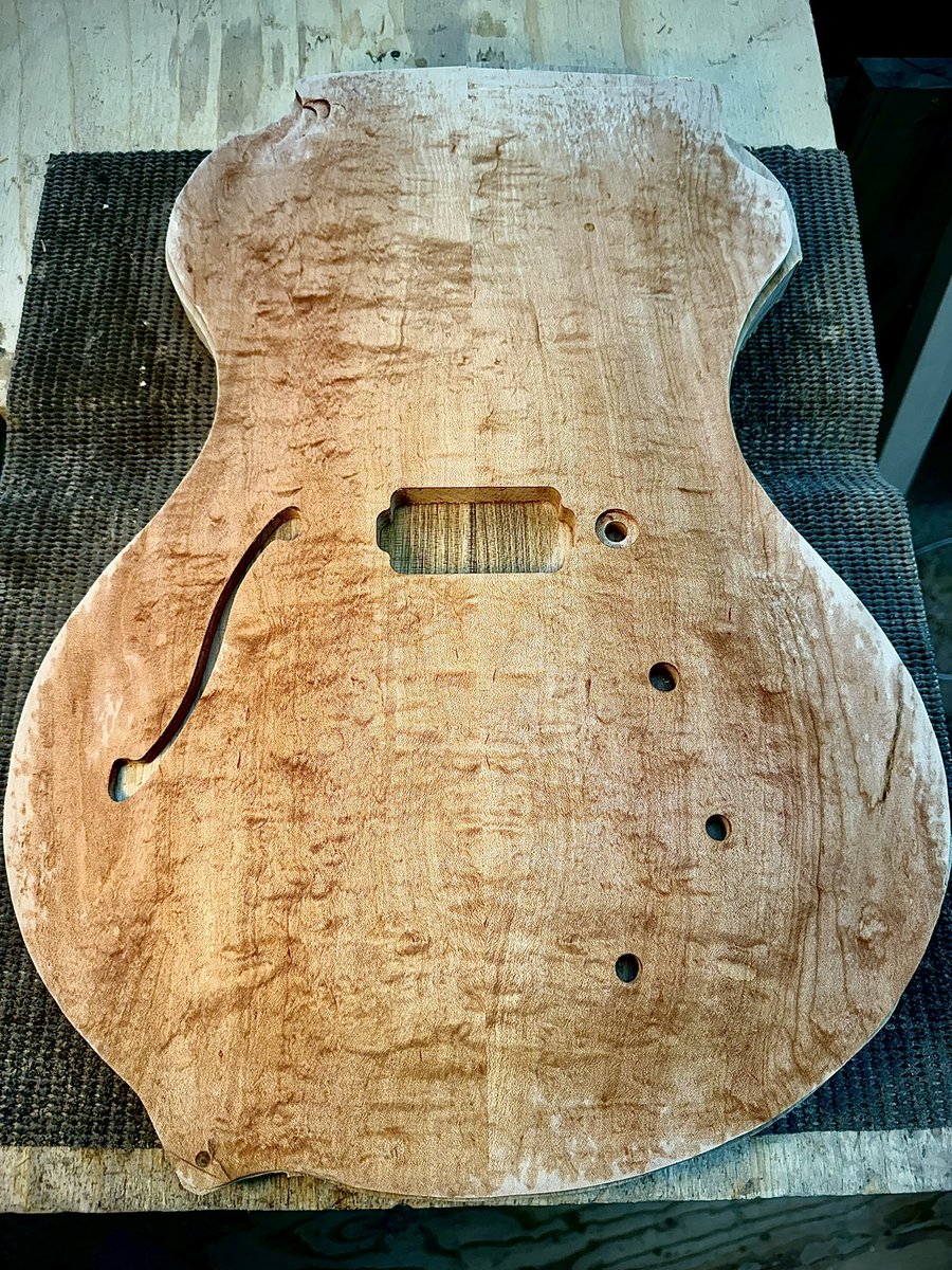 今日はアーチの荒加工

ワイルドな木目のイタヤカエデです。