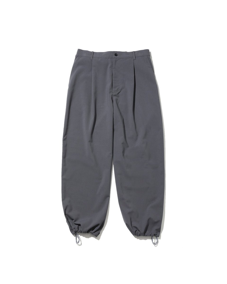 rerope_official's tweet photo. 【フレッシュサービス / FreshService】

ウールのような表情のポリエステル生地で製作したボリュームのあるシルエットのスラックス。
ウエストや裾はドローコードでシルエットの調整が可能で、裾を絞ることでトラックパンツのように着用することもできます。

https://t.co/NVXrpaqj7z https://t.co/ZJ643L3kxc