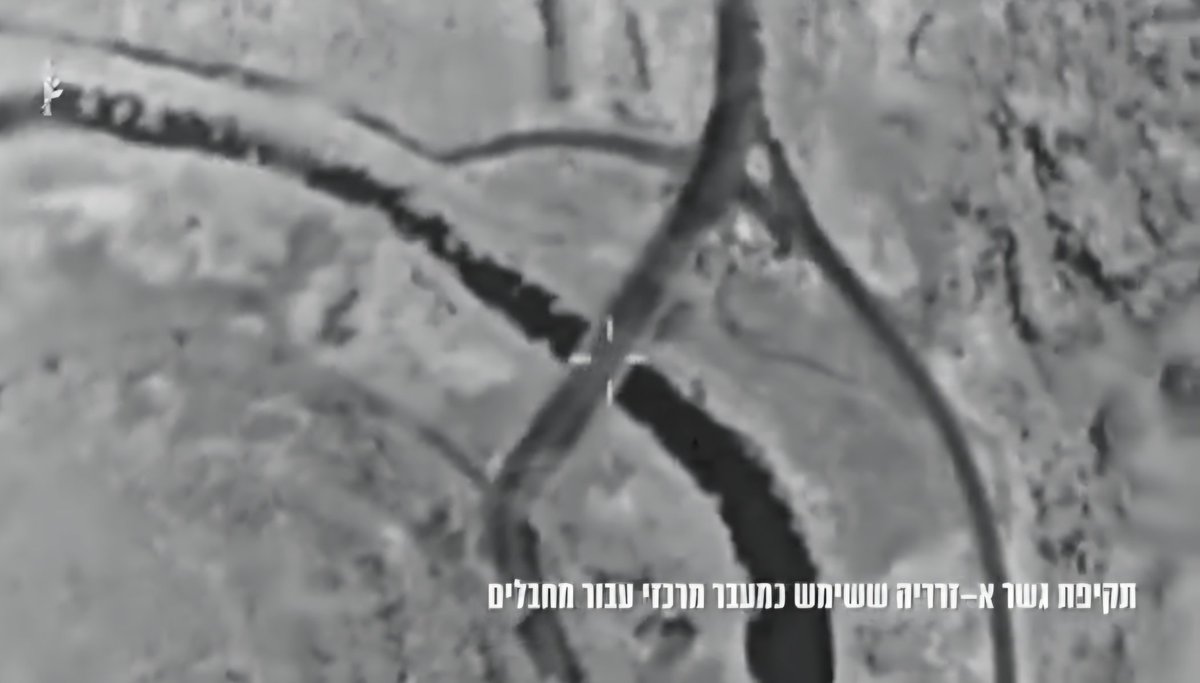 צה"ל עבר השבוע מלחימה נגד חזבאללה ישירות לתקיפה רחבה בסגנון עזה. באופן מילולי אפשר להגדיר זאת כך: היכן שמחבל חזבאללה פסע או עמד, נוריד, גם אם המטרה משמשת ציבור רחב. דוגמה לכך היא השמדת הגשר הזה, או התקיפה אתמול באוניברסיטה הלבנונית. רצו להרוג מדען שמשרת את חזבאללה שהוא מרצה