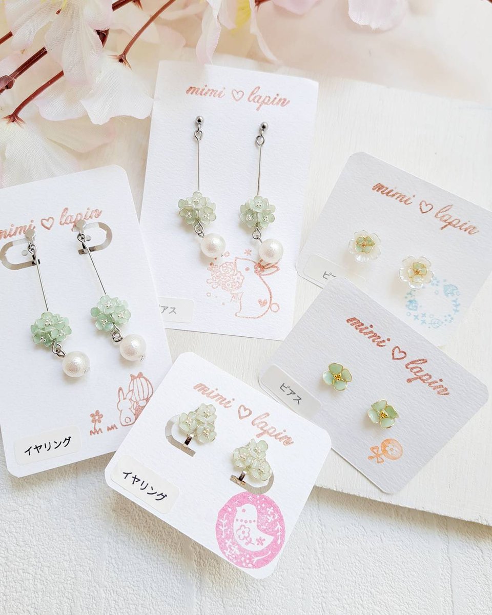 【森ノ宮店 #桜フェス11🌸】

mimi♡lapinさん

ワイヤーで咲かせた小さな桜にパールやウェーブパーツを組み合わせた、大人かわいいアクセサリーです。

お団子カラーや白桜カラーなども並びます。

🌟3/20 13時〜通販開始！
#はこみっつ