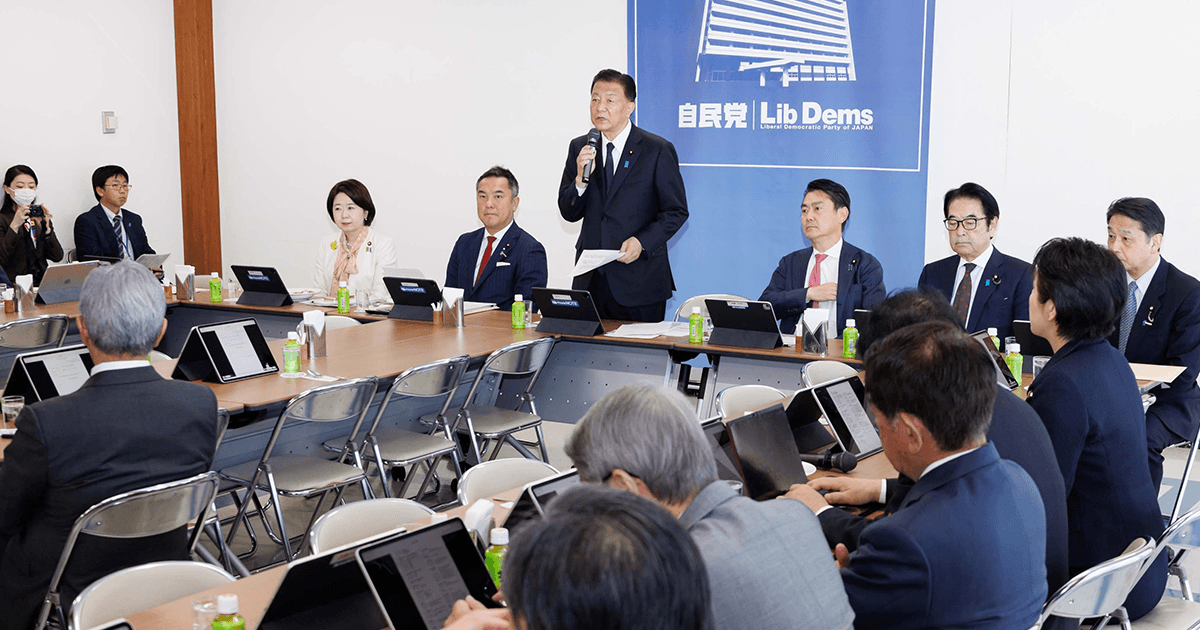 jimin_koho's tweet photo. #自由民主先出し
📌「国民が安全安心に暮らせる外国人政策を」
外国人政策本部が政府の取り組みをヒアリング

党外国人政策本部(本部長・新藤義孝衆院議員)は3月12日、会合を開き、1月20日に同本部が高市早苗総理に申し入れた提言を受けた政府の取り組みをヒアリングしました。

政府は提言を受け、1月23日に外国人政策に関する「総合的対応策」を決定し、就労外国人の審査強化等、政策が実施に移っています。
会議の冒頭、新藤本部長は「外国人政策を、国民にとって不安がないように、地域の秩序と暮らしの安全安心を確立するためにしっかりと進めていく」とわが国を守るための外国人政策をさらに推進していく意向を示しました。

政府は、昨年の10月に「外免切替」審査の厳格化を行い、審査の通過率は、知能・技能ともにこれまでの半分以下となりました。
また、2月24日に「永住許可に関するガイドライン」を改訂。
ほかにも在留資格である「技術・人文知識・国際業務」では、派遣形態で就労する外国人の審査強化を3月9日に運用開始しました。
3月10日の閣議では、電子渡航認証制度(JESTA)を、当初よりも2年前倒しした令和10年度からの導入へ入管法改正案を閣議決定しました。
また、在留資格の変更や更新、永住許可に関する手数料の上限額を引き上げる旅券法改正案も閣議決定しました。
今年度中に不動産登記での所有者の戸籍把握を施行する等、今後もスピード感ある外国人政策が実行されていきます。

出席した議員からは「不法に外国人を雇った側の処罰が必要」「外国人留学生の在籍確認を行うべき」やデマ等に対処して、正確な情報を国民に伝える必要性を求める声が上がりました。
https://t.co/azA7LoSZ1u 

#ニュース #購読者募集中
