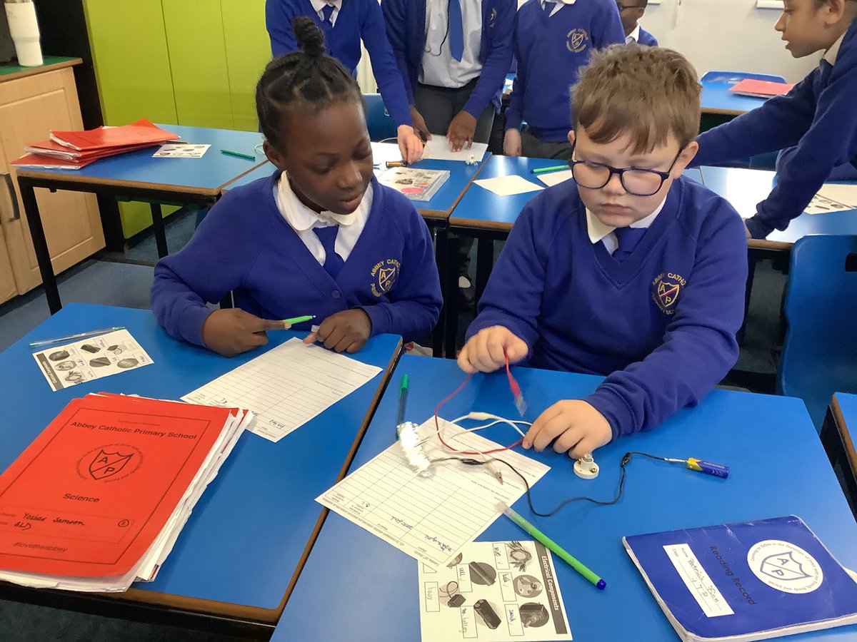 AbbeyPrimary's tweet image. #Year4 have been building #electrical circuits again in #science, this time investigating whether materials are conductors or insulators.