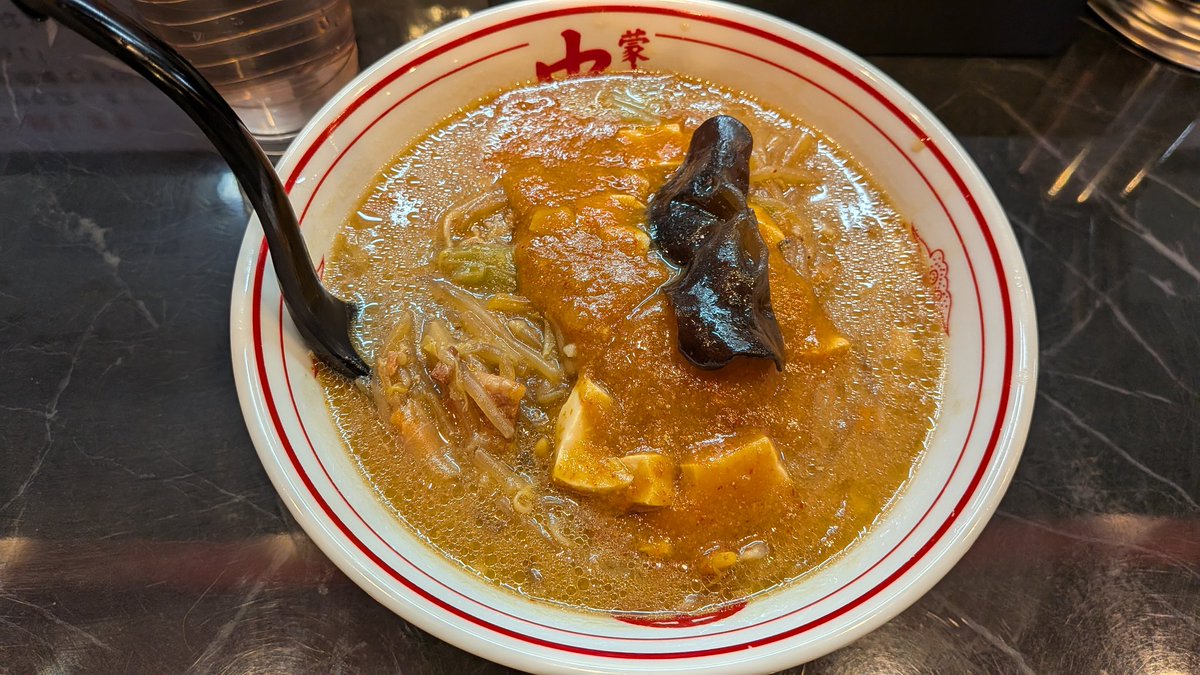 ようやくいけた🔥
蒙古タンメン５辛＋ライス
辛いの好きだけど苦手だったんだが平気だった☺️強くなったか🔥
途中で水飲んだら負けだと思って最後まで飲まんかった👍
ただ両サイドの北極見てたけどあれは俺にはレベルが高過ぎる🥹