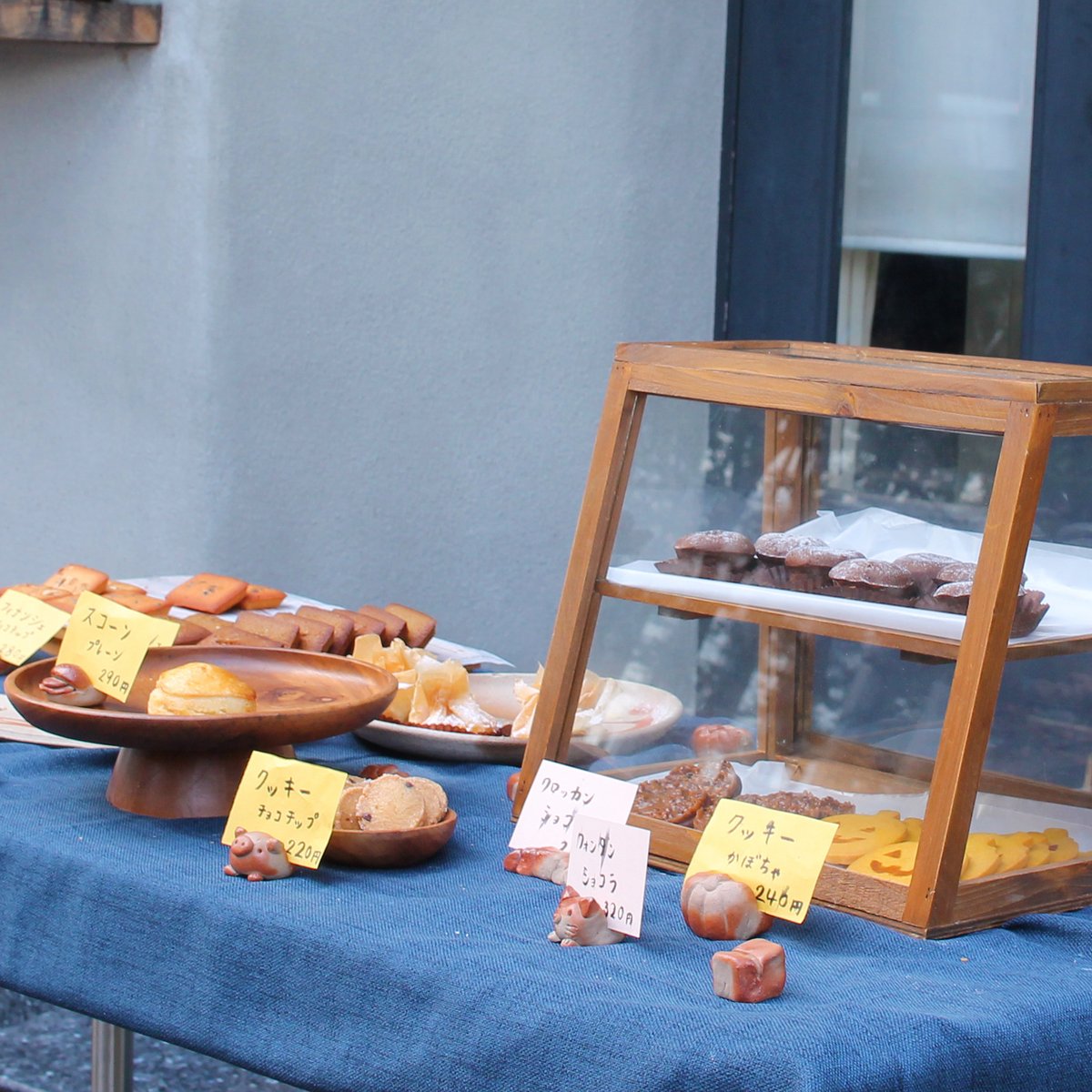 ＼BI-TO#08 手土産のすすめ／
PUBLIC COUNTERで見つけた備前発の手土産を、もう１つご紹介✨

フィナンシェやマドレーヌなどの王道フランス菓子に加え、スコーンやカダイフといった国を越えたスイーツが備前焼のうつわの上に並ぶ、「La Coeur（ラ・クール）」。