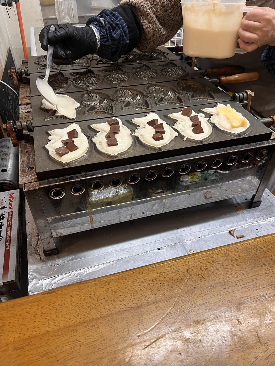 kafukajp's tweet photo. 🐟赤岡町でたい焼き補給

印刷物の打ち合わせを兼ねて赤岡町の たいびんび さんへ。
焼き台の前に立つと、甘い香りがふわっと広がります。

今日は
ゆずあん・カスタード・チョコの3種類。

◆ゆずあん
高知らしい柚子の香り。
甘さの中に爽やかさがあって後味がいい。

◆カスタード
とろっとクリームたっぷり。
焼きたては思わず笑ってしまう美味しさ。

◆チョコ
板チョコが入る贅沢たい焼き。
生地の香ばしさとチョコの濃厚さが最高。

こういうお店がある町はいいですね。
赤岡のまち歩きの楽しみの一つです。

ごちそうさまでした。

#香南市
#赤岡町
#たいびんび
#たい焼き