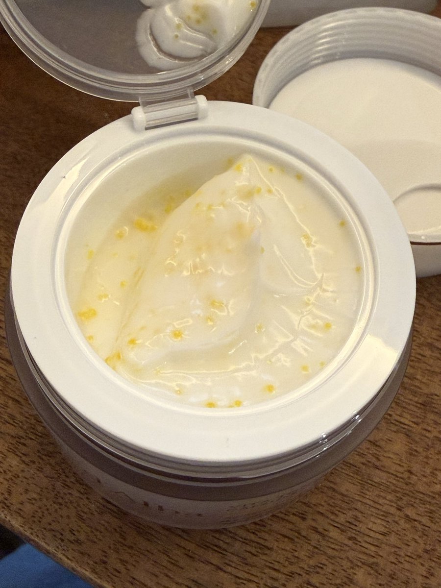 sakot55's tweet photo. 念願のダルバのビタトーニングカプセルクリーム購入！ロフトでお試ししてからずっと欲しかった✨ちょっと塗っただけでしっとりもっちりするの😊ビタミンのカプセルがめっちゃ効き��うならビジュしてるし🤭これから毎日が楽しみ😌
すでにファーストスプレーセラムは愛用中🥰
#ダルバ_レビュー https://t.co/9ePA1L9wkS