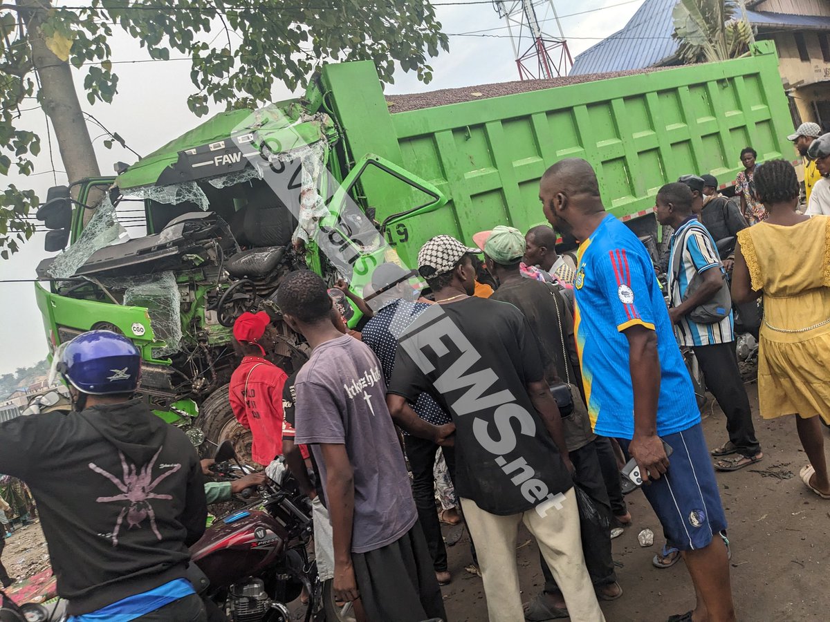 VolcansLes's tweet photo. #Kinshasa : un accident mortel s’est produit tôt ce vendredi sur la route d’#Elengesa, à l’ouest de la ville. Un motard parmi ceux qui ont perdu la vie après avoir été percuté par un camion-benne. Les causes de l’accident restent pour l’instant inconnues. https://t.co/f5MsGXy6Nj
